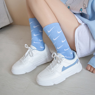 Baltos spalvos moteriški sportbačiai aukštais padais