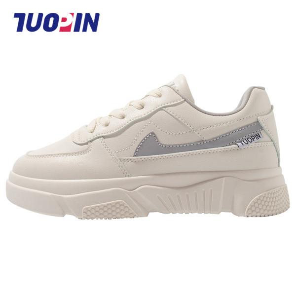 Baltos spalvos moteriški sportbačiai aukštais padais