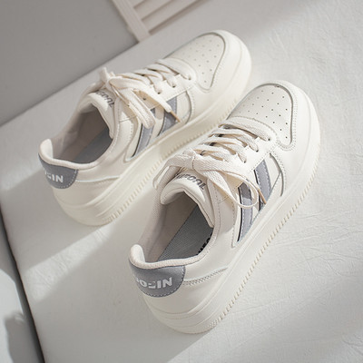 Novi model ženskih tenisica sa ravnim đonom - bijele boje