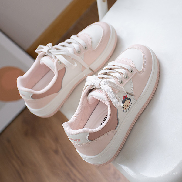 Moderne ženske tenisice s vezicama i aplikacijama