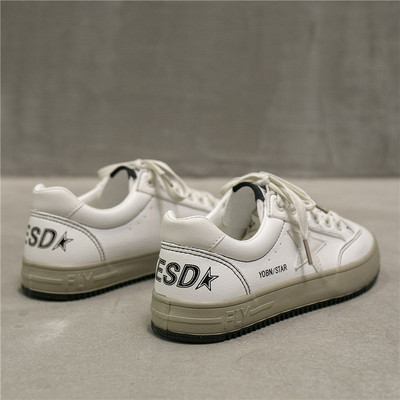 Ženske tenisice od eko kože sa natpisima i vezicama