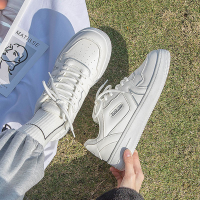 Ženske sportske cipele sa ravnim đonom od eko kože