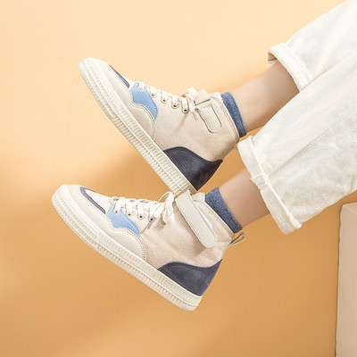 Ženske tenisice s naljepnicom i ravnim đonom