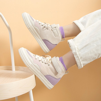 Ženske tenisice s naljepnicom i ravnim đonom