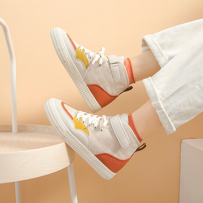 Ženske tenisice s naljepnicom i ravnim đonom