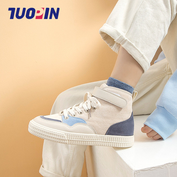 Ženske tenisice s naljepnicom i ravnim đonom