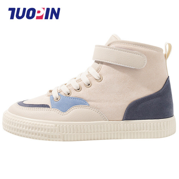 Ženske tenisice s naljepnicom i ravnim đonom