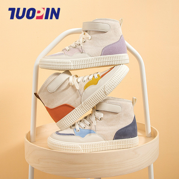 Ženske tenisice s naljepnicom i ravnim đonom