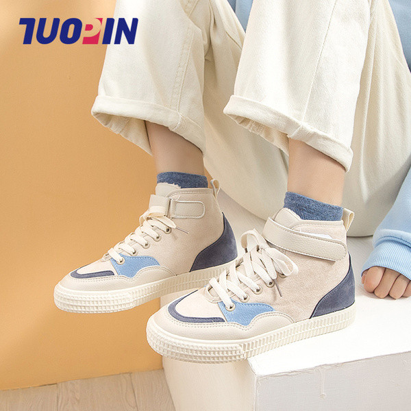 Ženske tenisice s naljepnicom i ravnim đonom