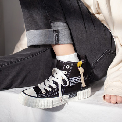 Sieviešu kedas no tekstila ar plakanu zoli