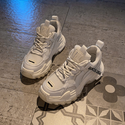 Moteriški modernūs sportbačiai su išsiuvinėtu užrašu