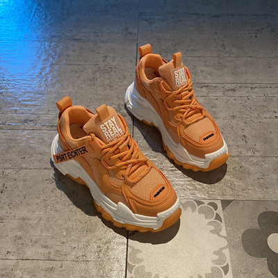 Moteriški modernūs sportbačiai su išsiuvinėtu užrašu