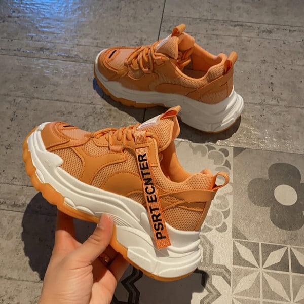 Moteriški modernūs sportbačiai su išsiuvinėtu užrašu