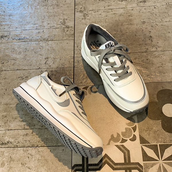 Ležerne tenisice s ravnom platformom