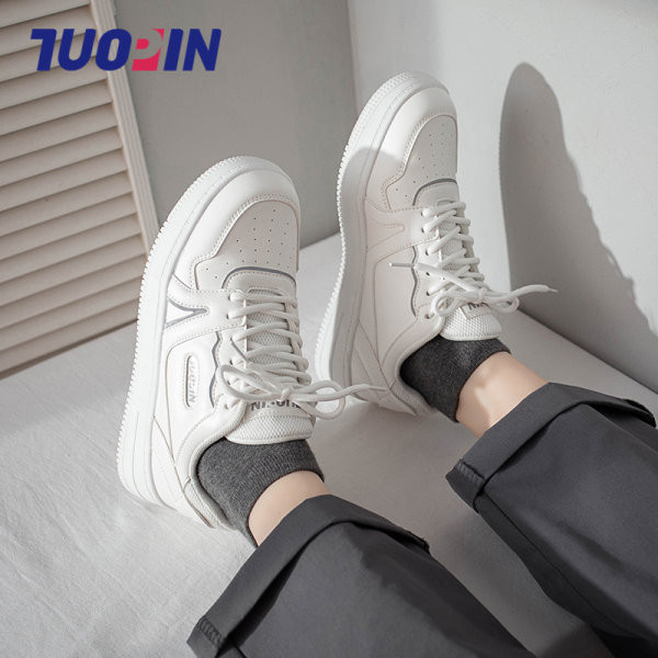 Paprasti moteriški odiniai sportbačiai lygiais padais