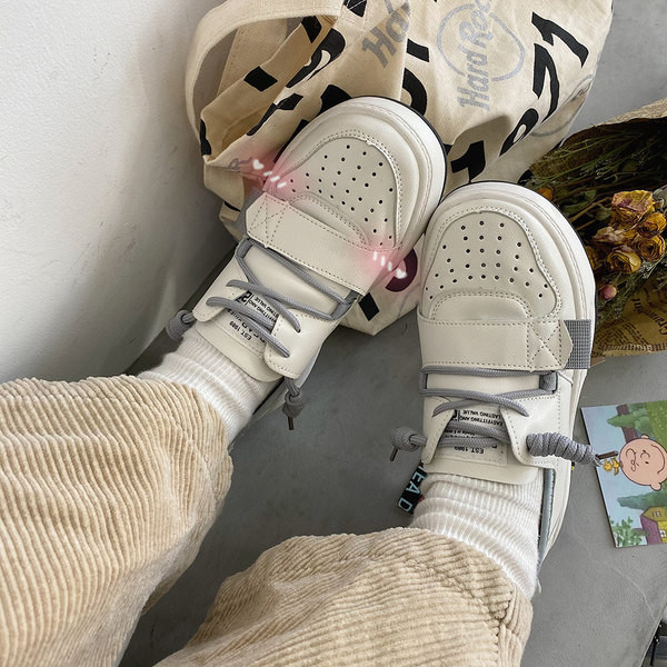 Ženske tenisice bijele boje sa vezicama u dvije boje