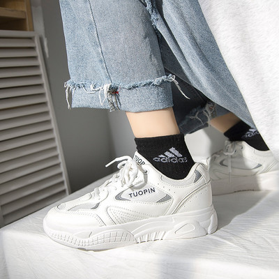 Dámske tenisky so sieťovinou a šnúrkami - v bielej farbe