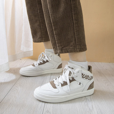 Laisvalaikiai moteriški sportbačiai su užrašu