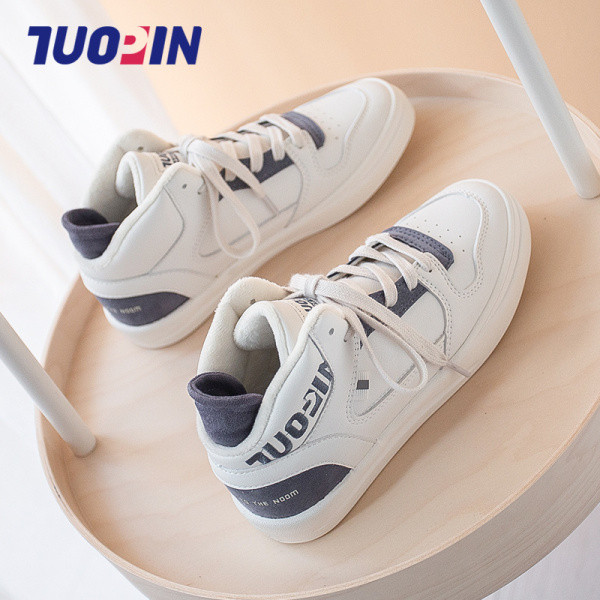 Laisvalaikiai moteriški sportbačiai su užrašu