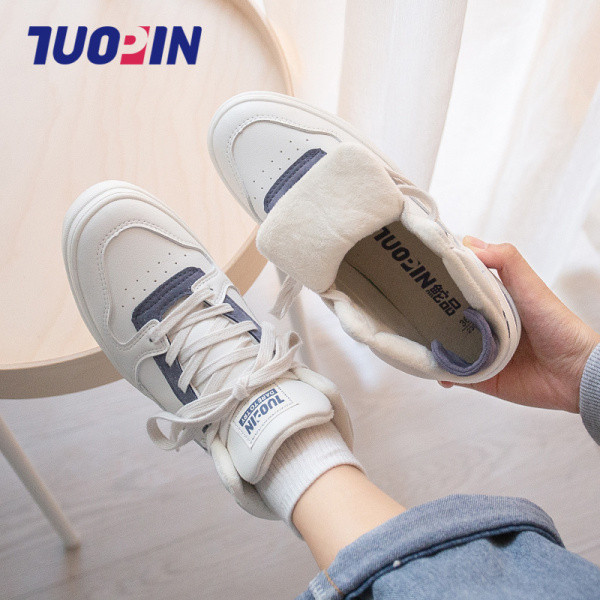 Laisvalaikiai moteriški sportbačiai su užrašu