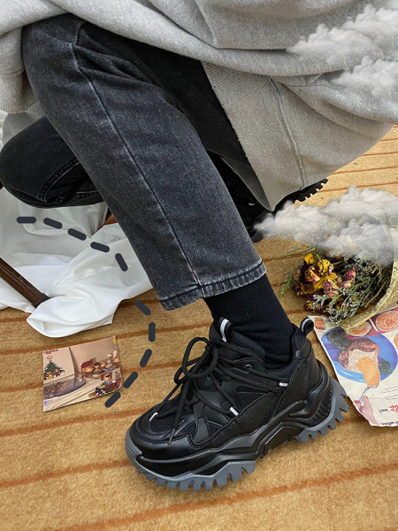 Ženske tenisice u bež i crnoj boji sa vezicama