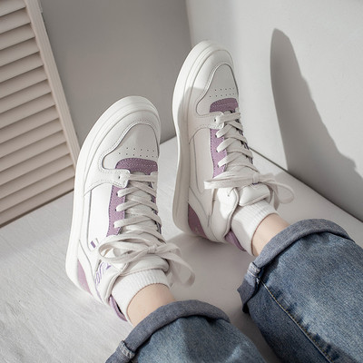 Naujas moteriškų aukštų sportbačių modelis iš dirbtinės odos plokščiu padu