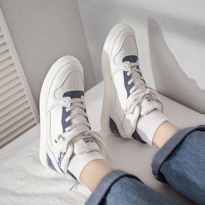 Naujas moteriškų aukštų sportbačių modelis iš dirbtinės odos plokščiu padu