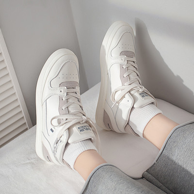 Naujas moteriškų aukštų sportbačių modelis iš dirbtinės odos plokščiu padu