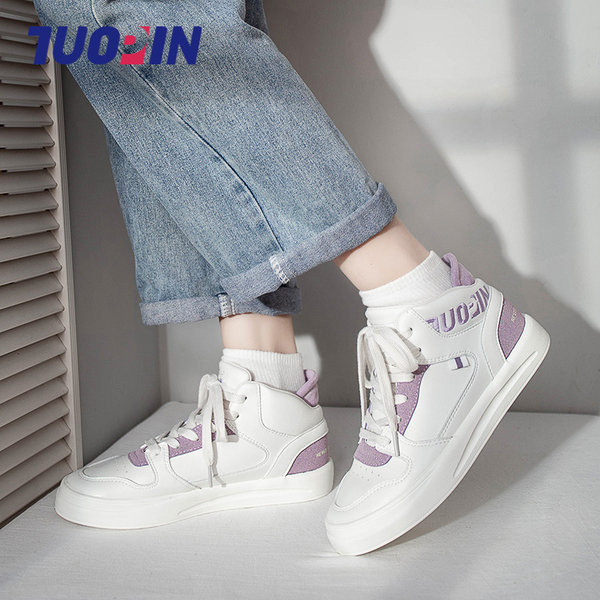 Naujas moteriškų aukštų sportbačių modelis iš dirbtinės odos plokščiu padu