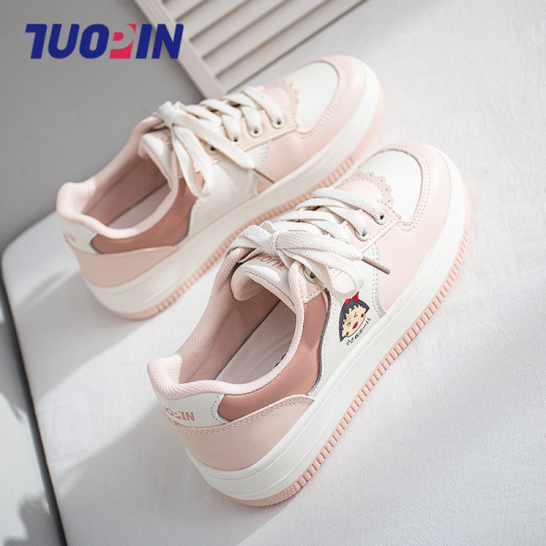 Ženske kožne tenisice s aplikacijom i ravnim potplatom