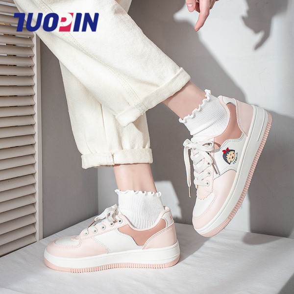 Ženske kožne tenisice s aplikacijom i ravnim potplatom