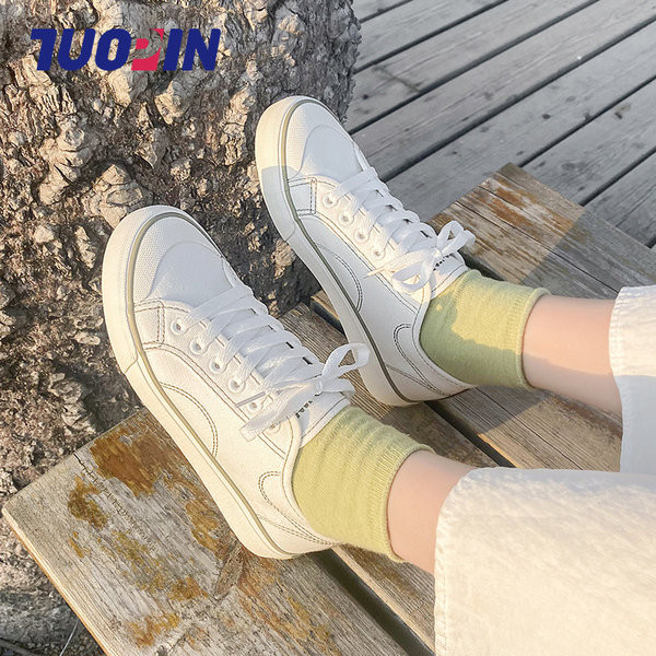 Naujo modelio moteriški sportbačiai iš tekstilės plokščiu padu