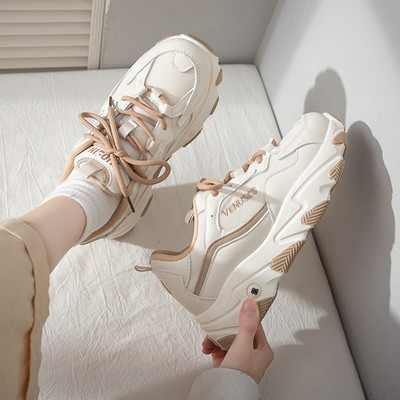 Nový model dámskych tenisiek - s hrubou podrážkou a šnúrkami