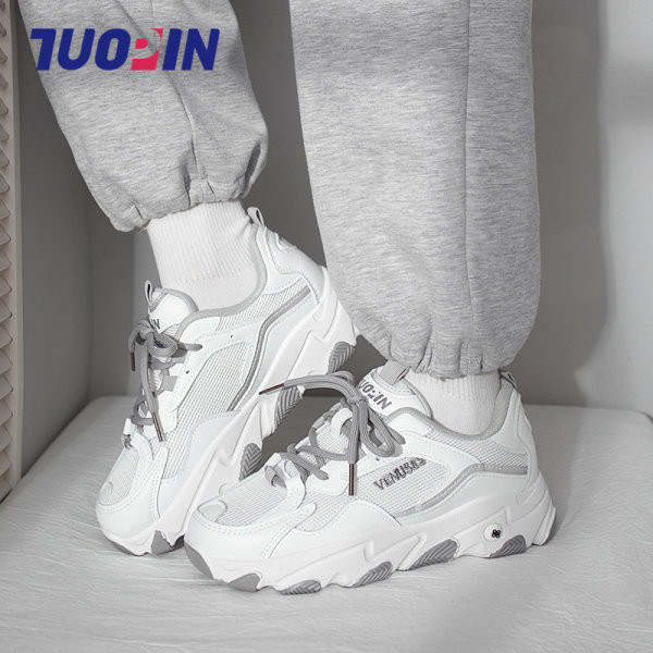 Nový model dámskych tenisiek - s hrubou podrážkou a šnúrkami