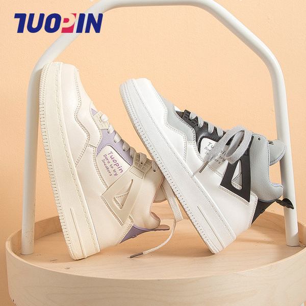 Ženske tenisice s natpisima i vezicama