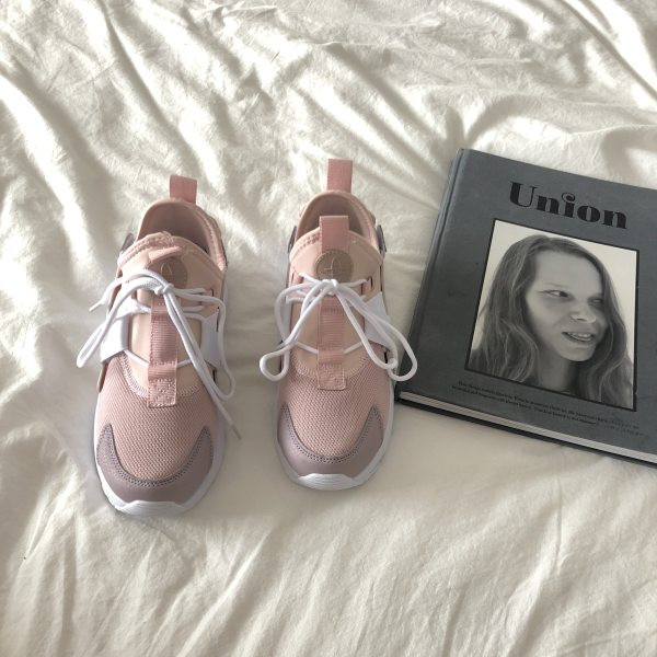 Moderne ženske tenisice od tekstila sa vezicama - roze i bijele