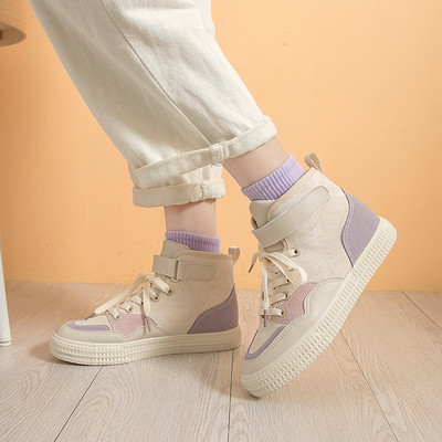 Moteriški laisvalaikio sportbačiai su lipduku ir lygiu padu