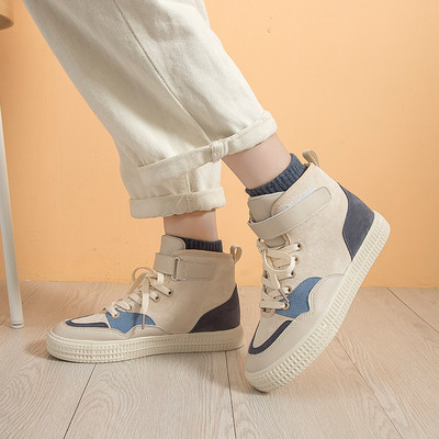 Moteriški laisvalaikio sportbačiai su lipduku ir lygiu padu