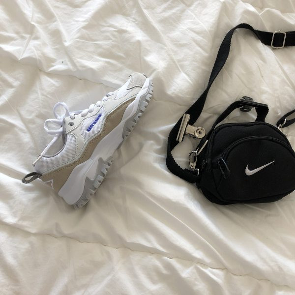 Novi model ženskih patika u boji sa pertlama u bijeloj boji