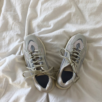 Ležerne ženske tenisice s grubim potplatom - sive i bež boje