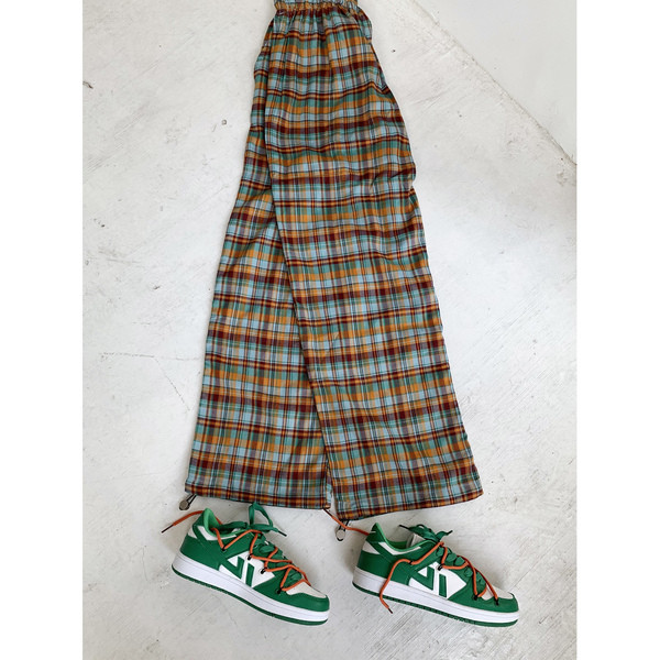 Ležerne tenisice s ravnim potplatom i vezicama u boji