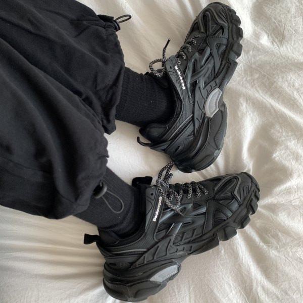 Ženske tenisice s vezicama i đonom u boji