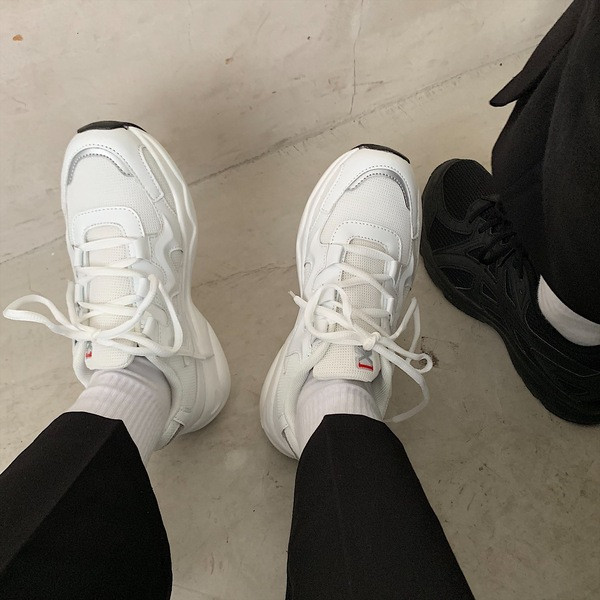 Novi model ženskih prozračnih tenisica sa vezicama