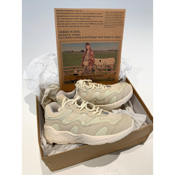 Moteriški sportiniai batai iš eko odos aukštu padu