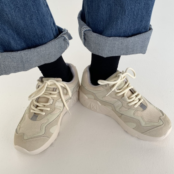 Moteriški sportiniai batai iš eko odos aukštu padu