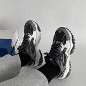 Ženske sportske tenisice s mrežicom i natpisom