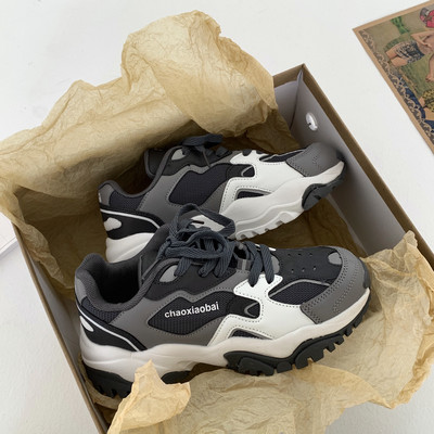 Ženske sportske tenisice s mrežicom i natpisom