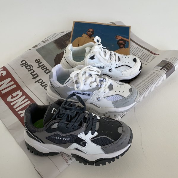 Ženske sportske tenisice s mrežicom i natpisom