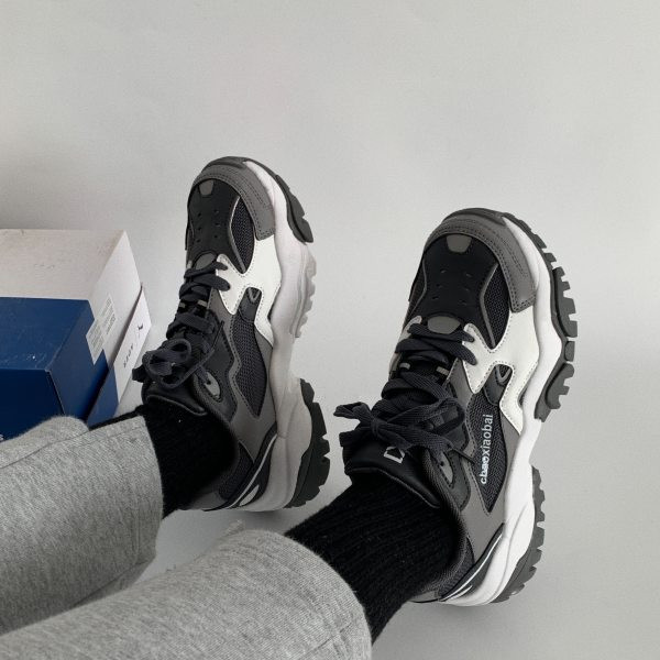 Ženske sportske tenisice s mrežicom i natpisom