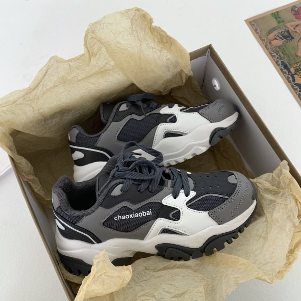 Ženske sportske tenisice s mrežicom i natpisom